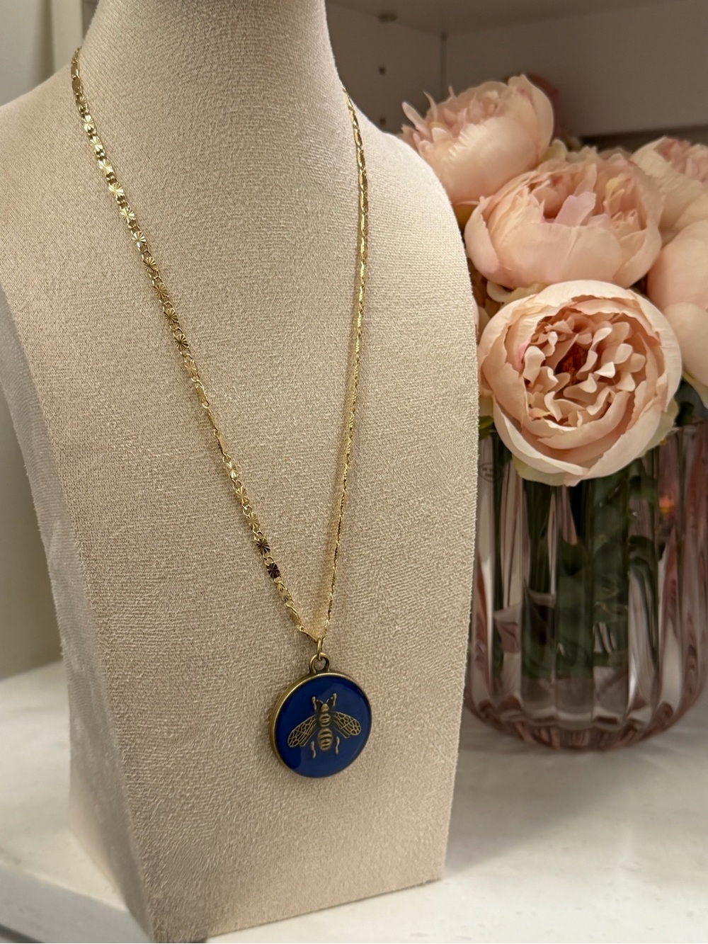 Blue Bee Medallion Gold-tone Necklace w fabulous 18k g plated chain. ⛓️💥